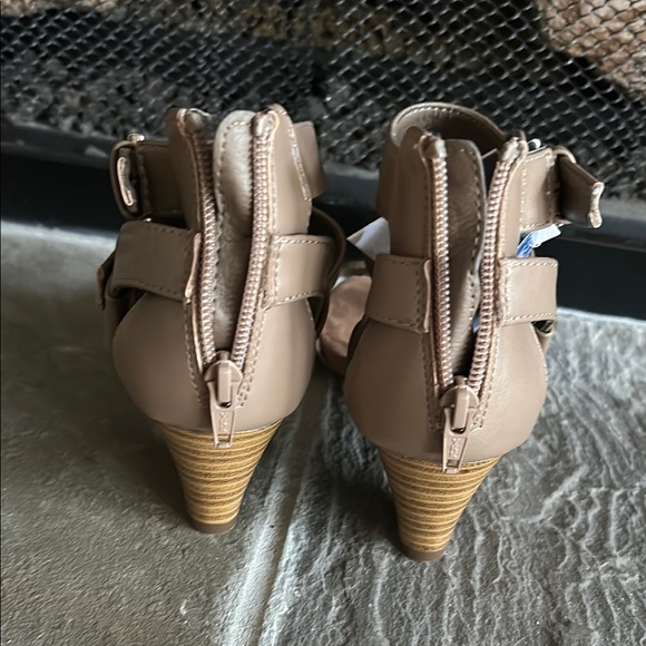 Croft & Barrow Stylish Tan Wedge Sandals, Size 7, NWT - Picture 4 of 5